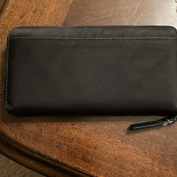 Kate Spade EUC Black Nylon Wilson Road Neda with 14k Light Gold hardware. - Picture 2 of 8